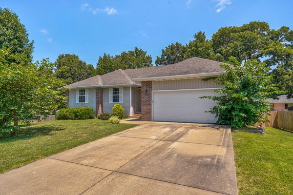 208 SPRUCE AVE, CLEVER, MO 65631 - Image e0c61661e60c94646de3bfc4e21356a6/2121137782