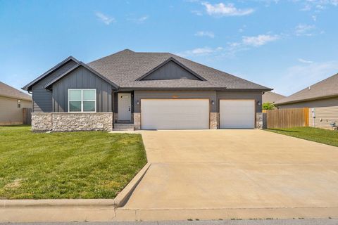 Photo of 5607 W Pine Street, Springfield, MO 65802 (MLS # 60323955)