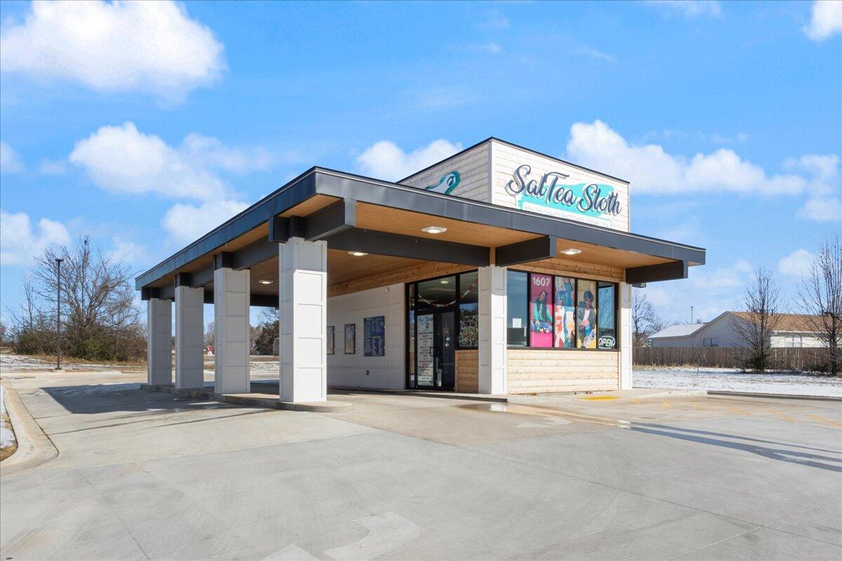 Highly visible location in Rogers. Property was constructed in 2024 and is currently operated as a SalTea Sloth. This listing includes the real estate and, the SalTea Sloth Franchise and all equipment needed to operate the business successfully. This building was designed to be a full time drive through operation with walk-ins. Steel beam constructed building, TPO roof and inside has polished concrete floor that all give it a modern touch. Very attractive property in great location in Rogers. Find Franchise information at https://salteasloth.com/pages/franchise?srsltid=AfmBOoqoKhoN3ZM-GG1dTlBtxGXELlhfygx7GgxmN__S81NGFO5_K3s8