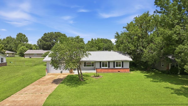 1611 W FAIRPLAY ST, BOLIVAR, MO 65613 - Image e8fdc24654449ccf3329281cc6b40f52/1874872238