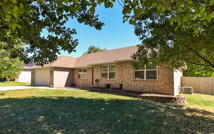 Photo 1 of 34 — 820 Mark Street, Willard, MO 65781