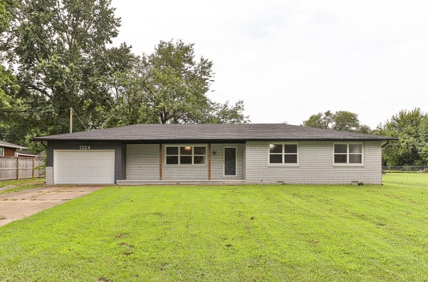 1324 E LINDON ST, BOLIVAR, MO 65613 - Image ef05f2ff5131fc2fcf594071a16f0740/2343058622