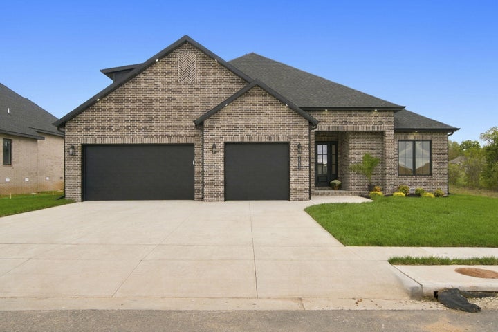 Photo 1 of 29 — 1689 N Wonderview Lane, Springfield, MO 65802