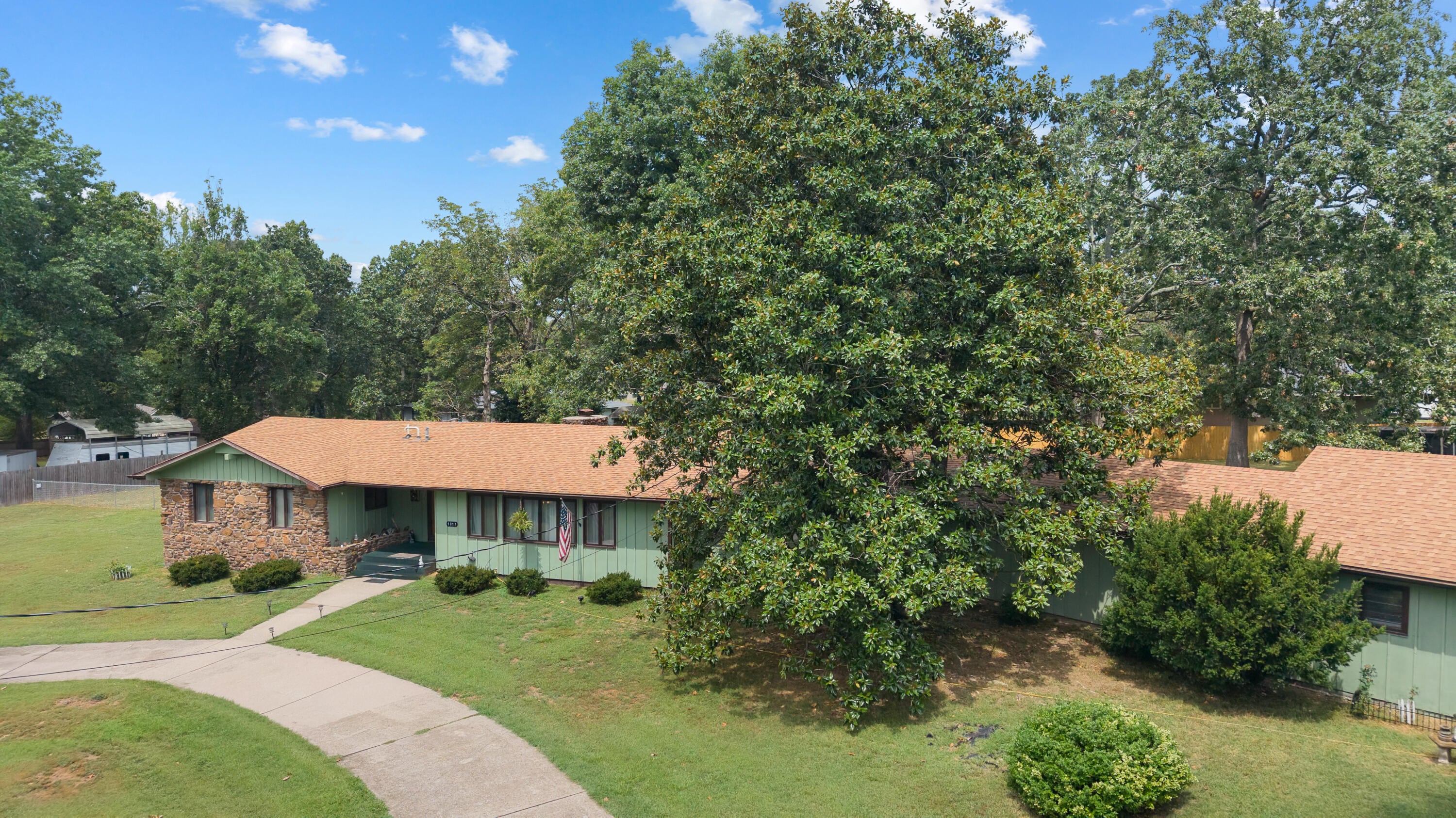1017 Chinquapin Street - Photo 2