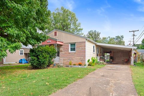 Photo of 1856 S Pickwick Avenue, Springfield, MO 65804 (MLS # 60307225)