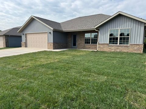 Photo of 1618 Ridgemont Avenue, Monett, MO 65708 (MLS # 60307553)