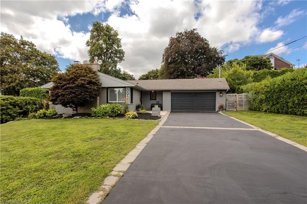 892 North Shore Boulevard W