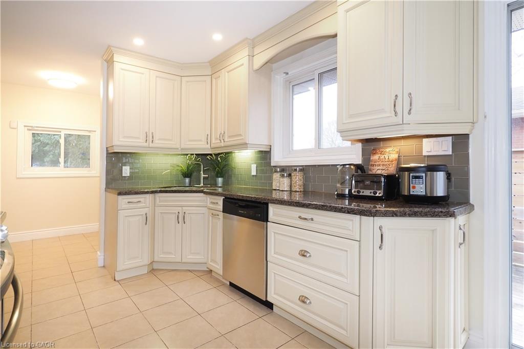 163 Pinegrove Crescent