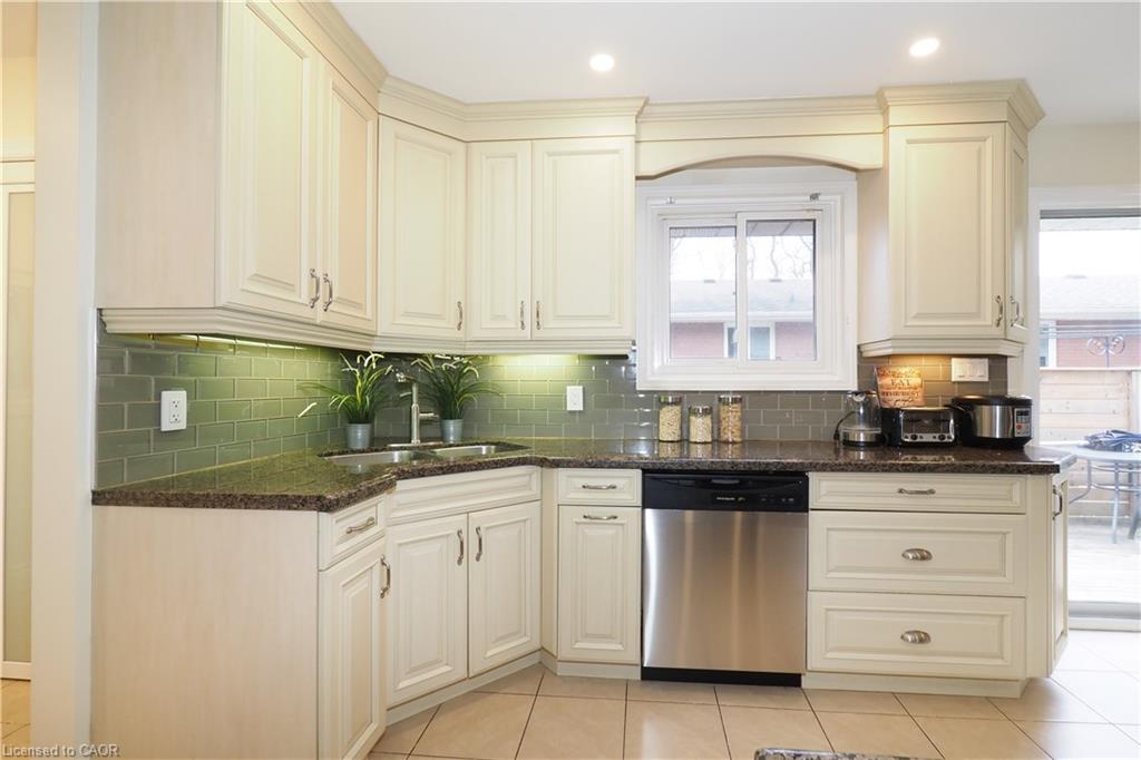 163 Pinegrove Crescent