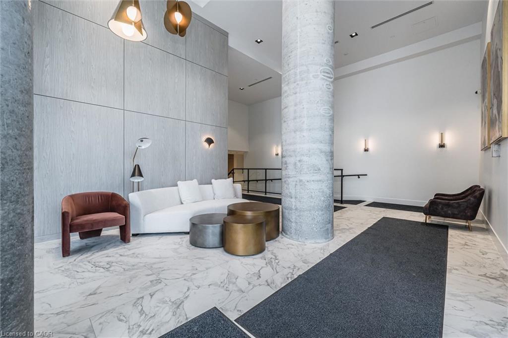 15 Wellington Street S 903