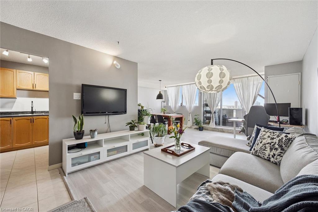 375 King Street N 1406