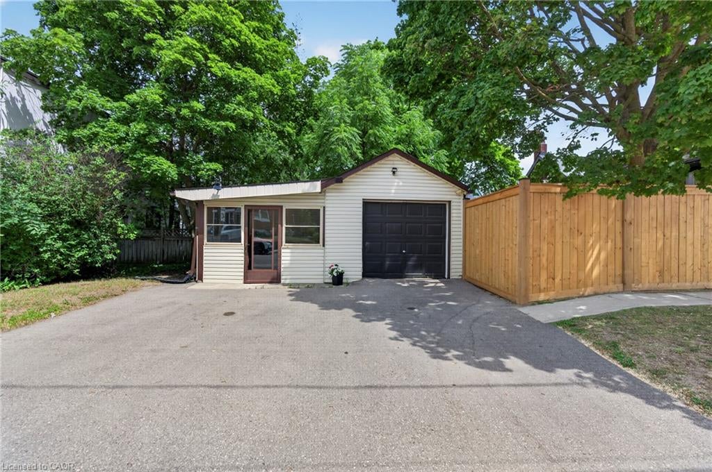 155 Lancaster Street W