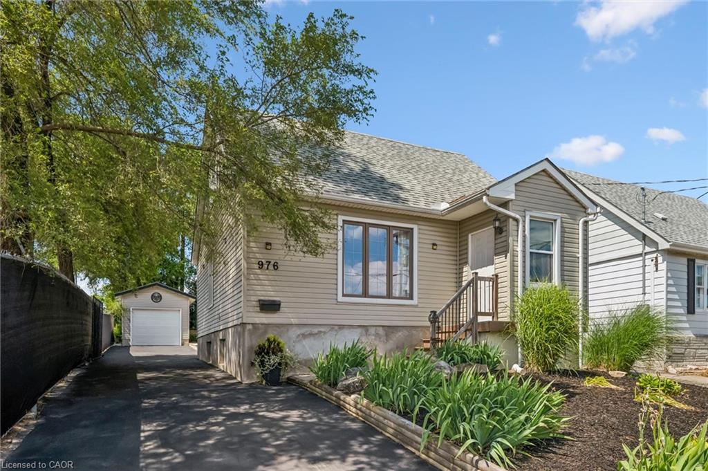 976 Guelph Street