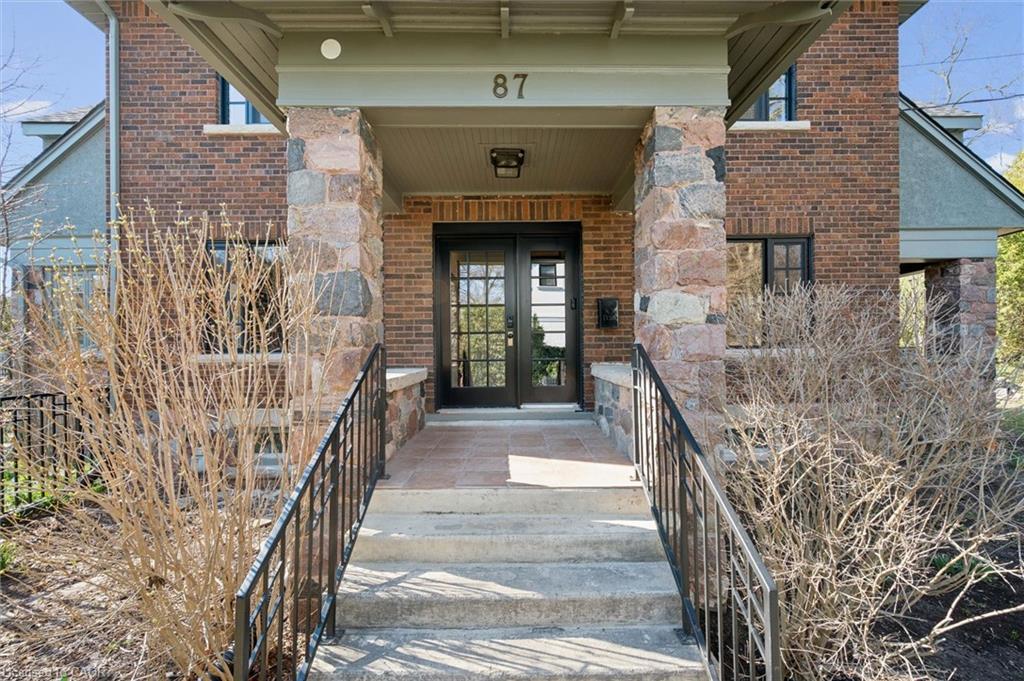 87 University Avenue W