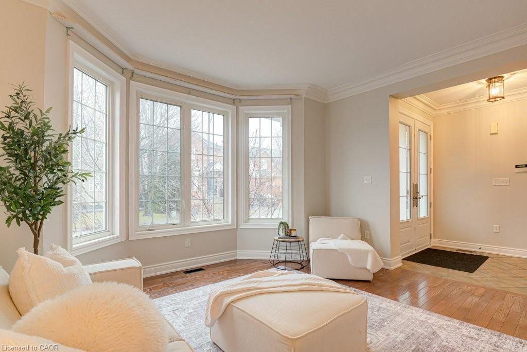 111 Glazebrook Crescent