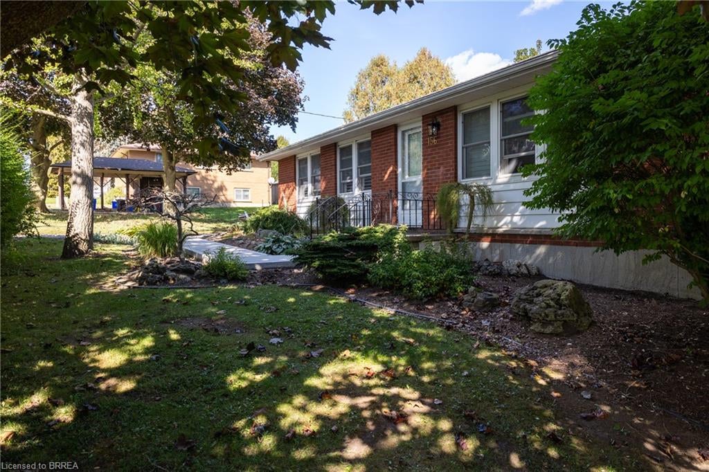 156 Mutual Street N