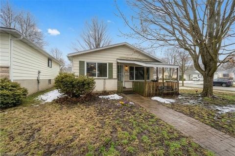 74 Helene Crescent Waterloo ON N2L 5E5