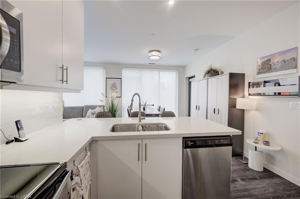 690 King Street W 112