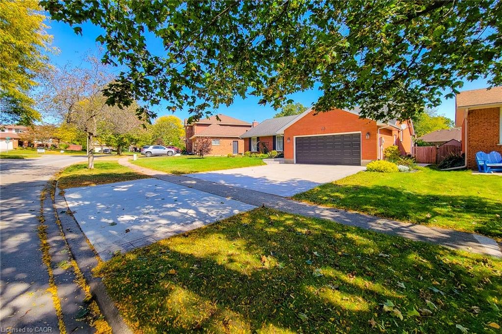 33 Woodstream Boulevard