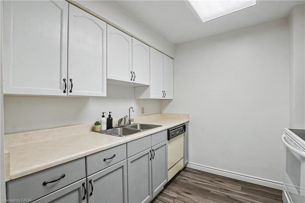 20 Ellen Street E 207