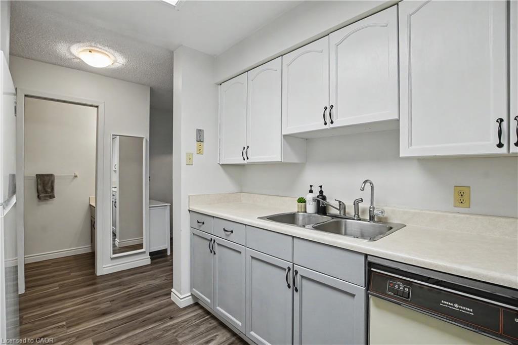 20 Ellen Street E 207