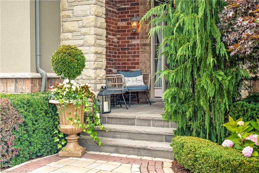 4 Holdroyd Court