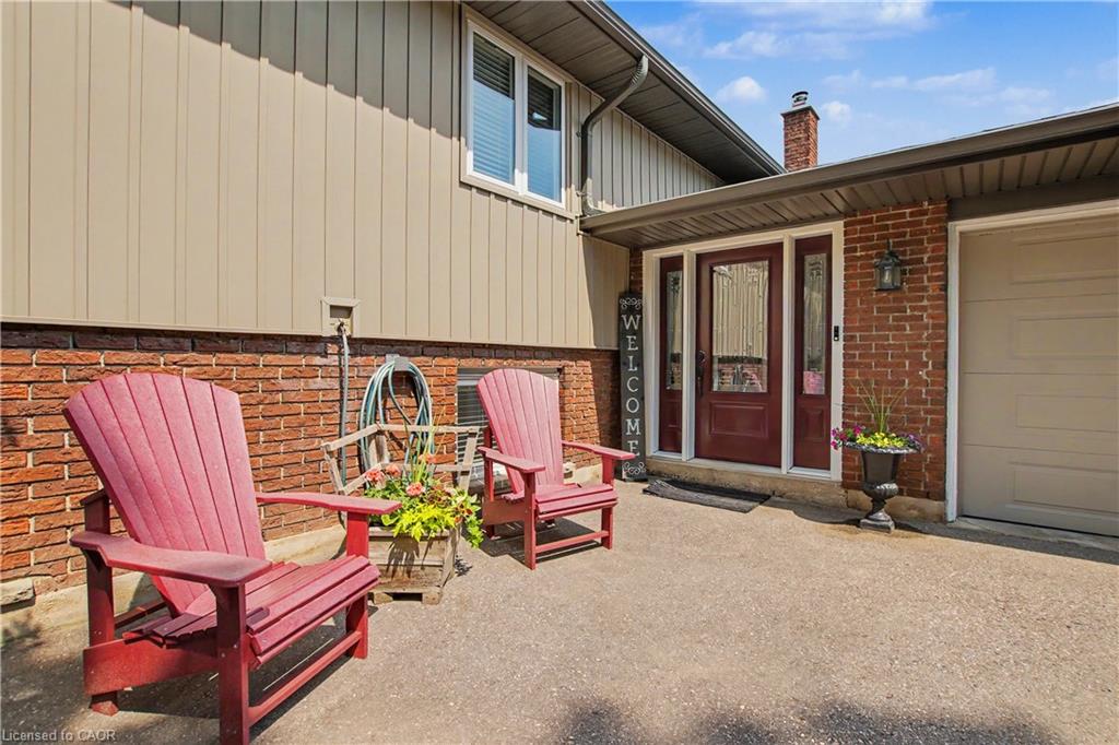 1045 Queen's Bush Road