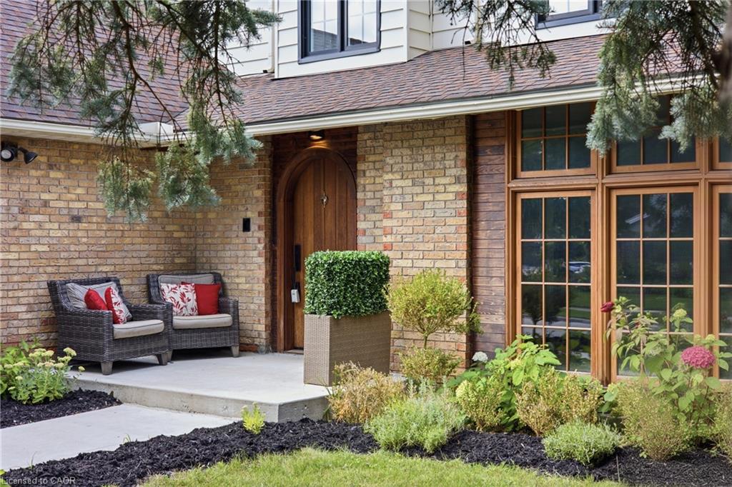 416 Clairbrook Crescent