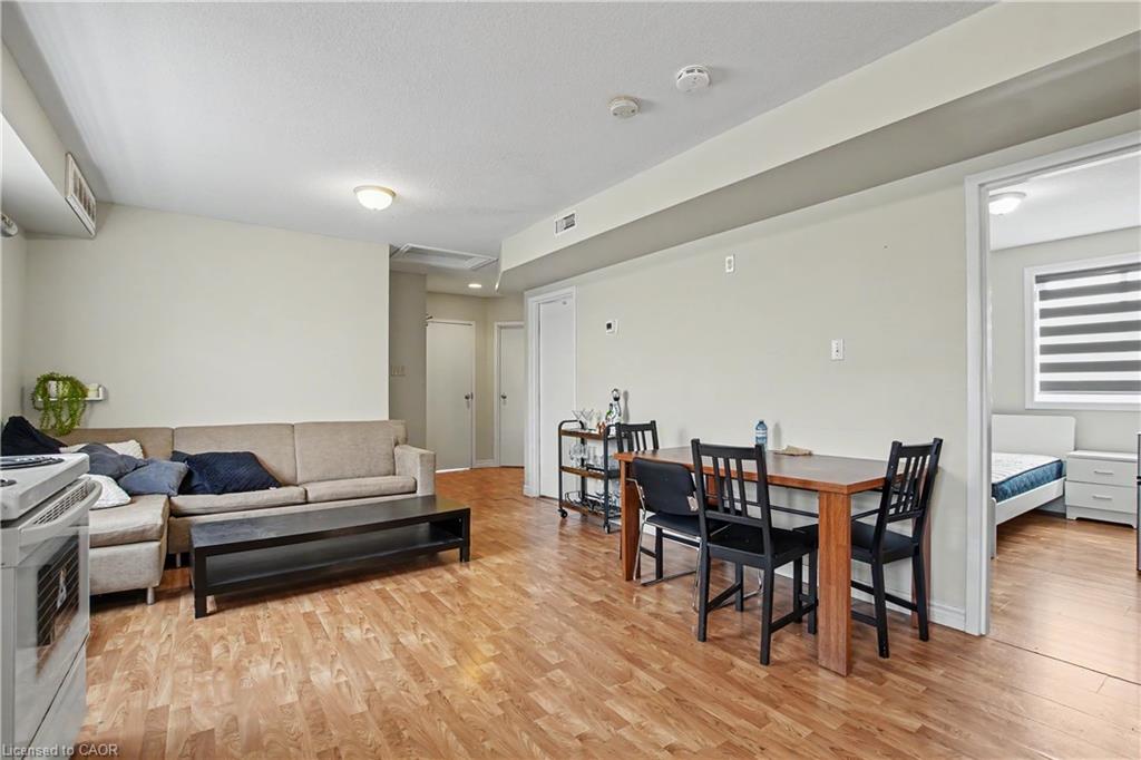 16 Columbia Street W