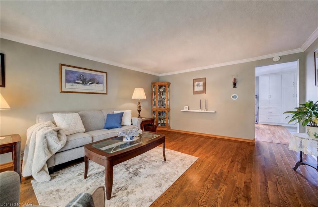 10 Meadow Woods Crescent