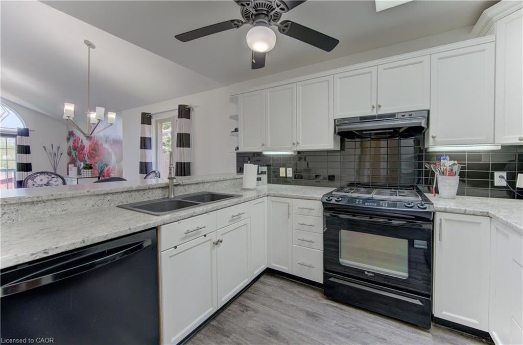 442 Sandbanks Crescent