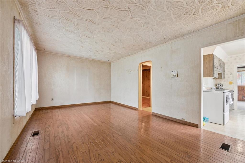 127 Spadina Road E