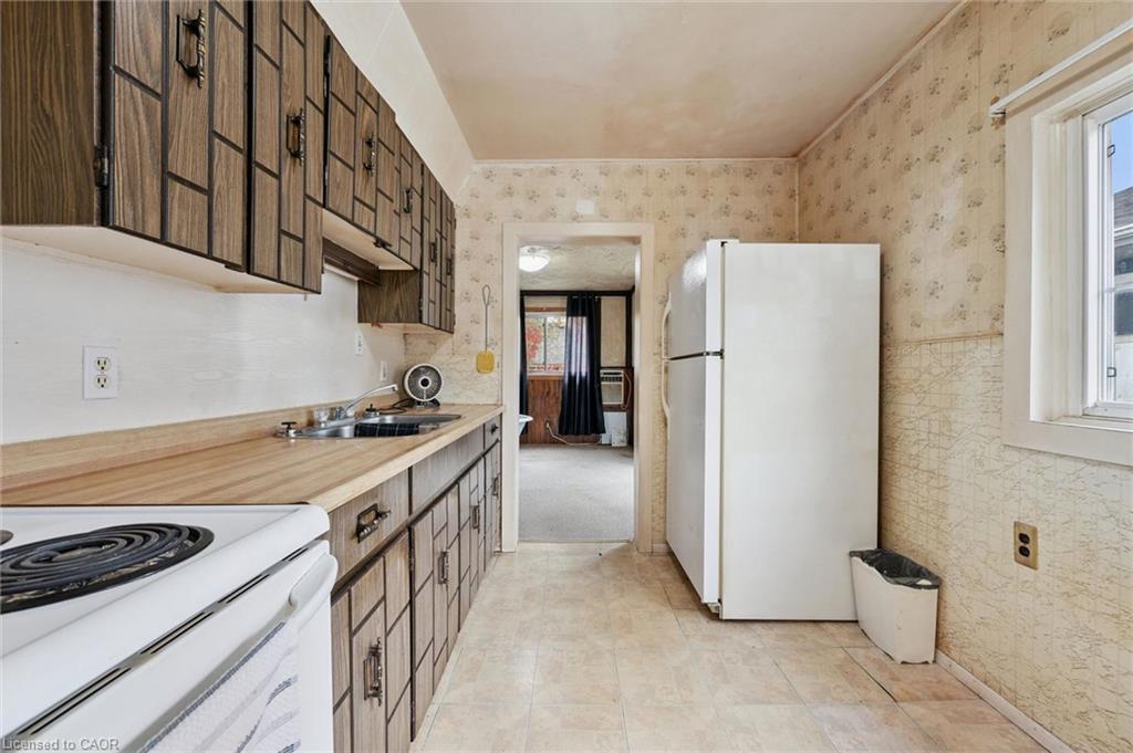 127 Spadina Road E