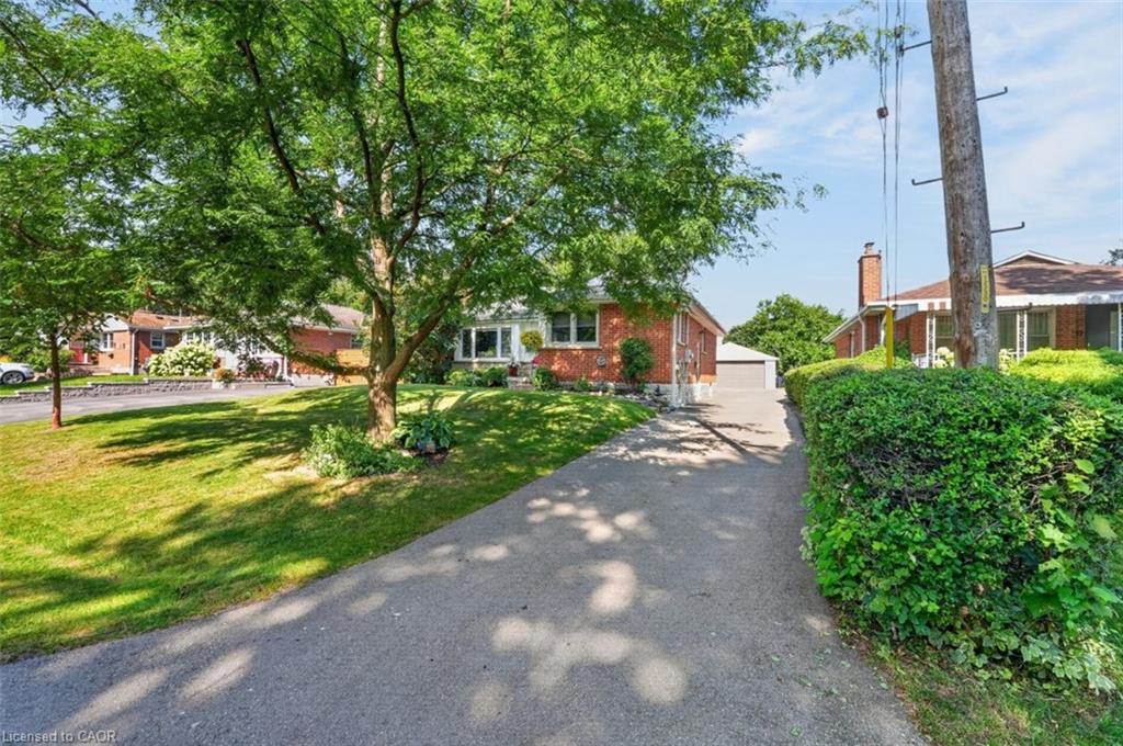 465 Springbank Crescent