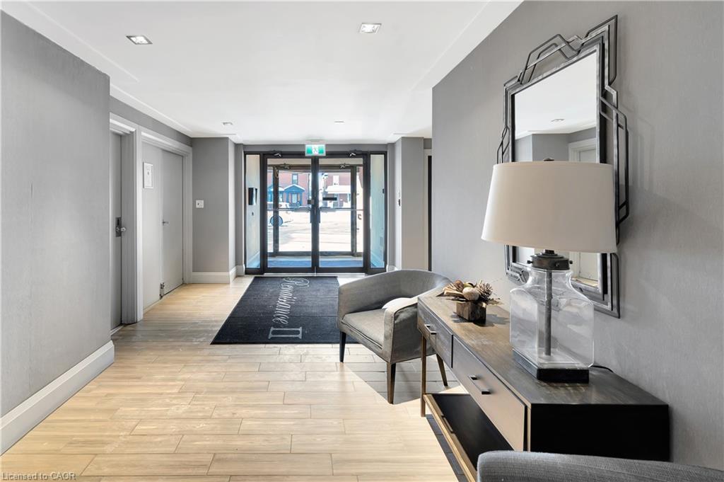 10 Ellen Street E 901