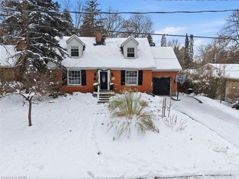 115 Roslin Avenue S Waterloo ON N2L 2H3