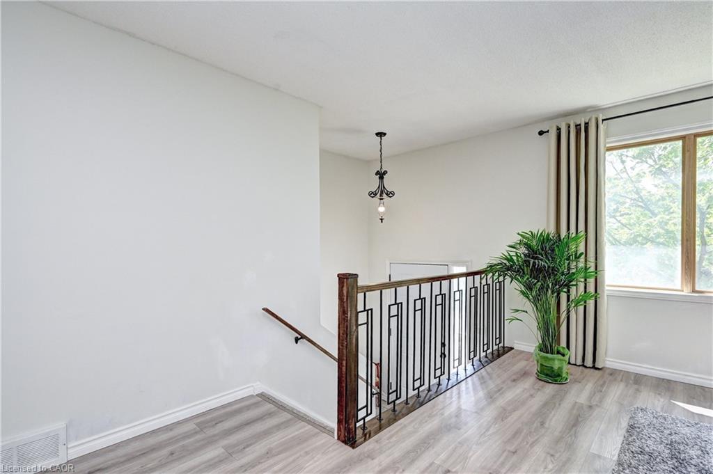 92 Pinemeadow Crescent