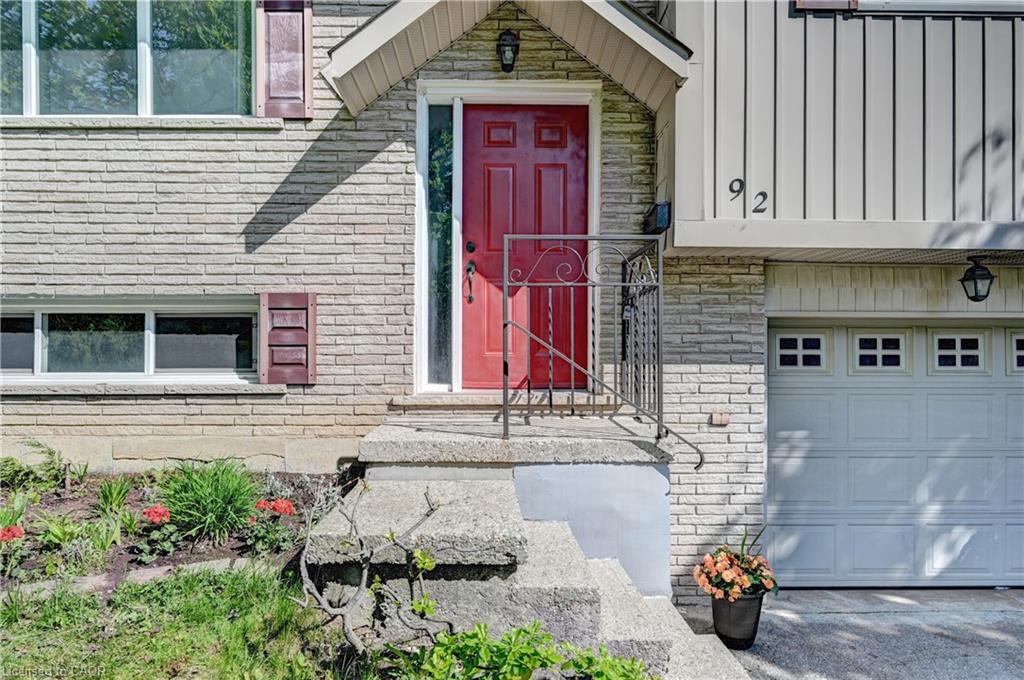 92 Pinemeadow Crescent