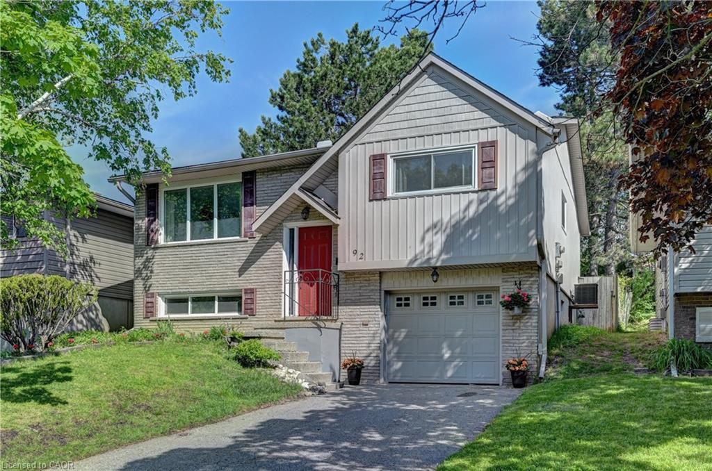 92 Pinemeadow Crescent