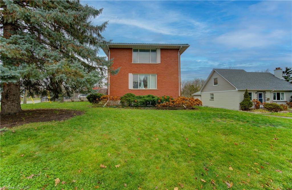 27 Margaret Avenue N