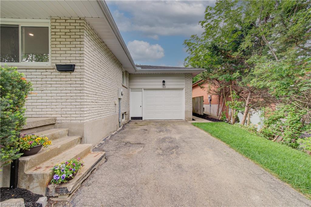 163 Lynnbrook Crescent