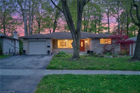 217 Pinegrove Crescent Waterloo ON N2L 4V2