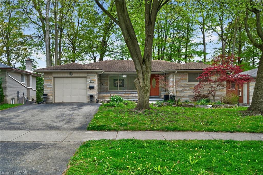 217 Pinegrove Crescent