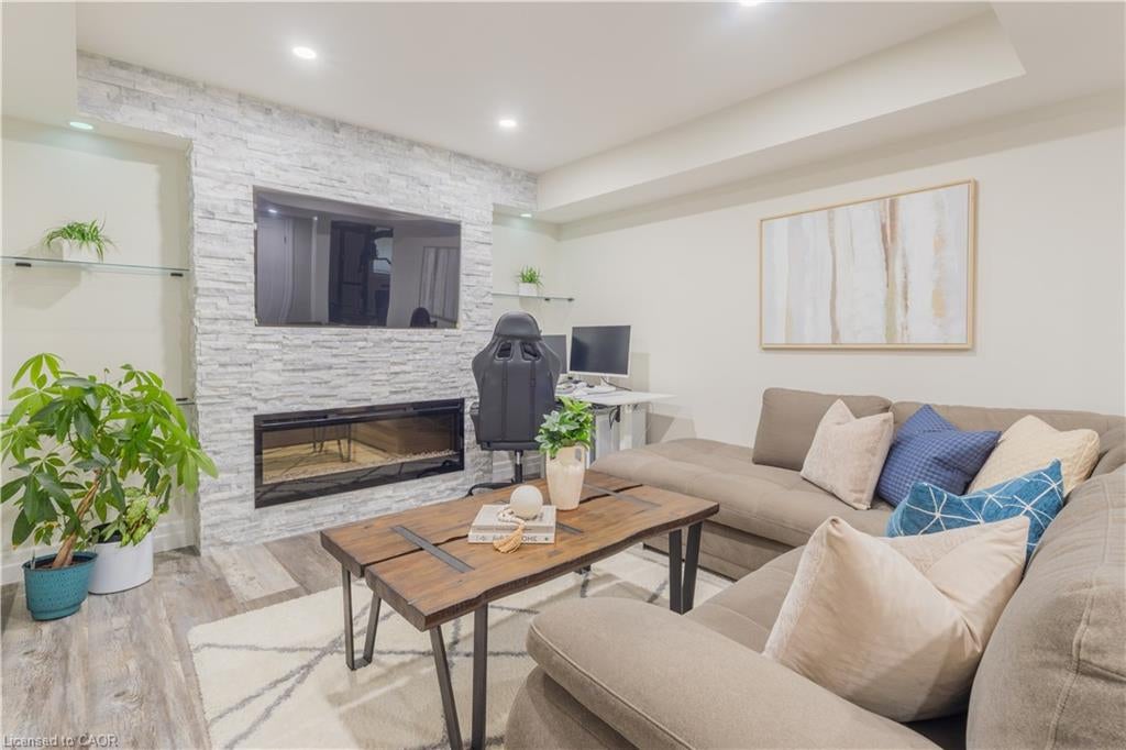178 Huck Crescent