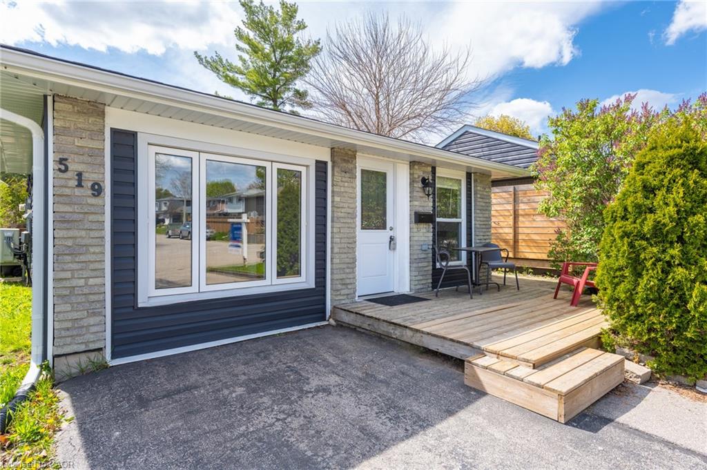 519 Pinetree Crescent