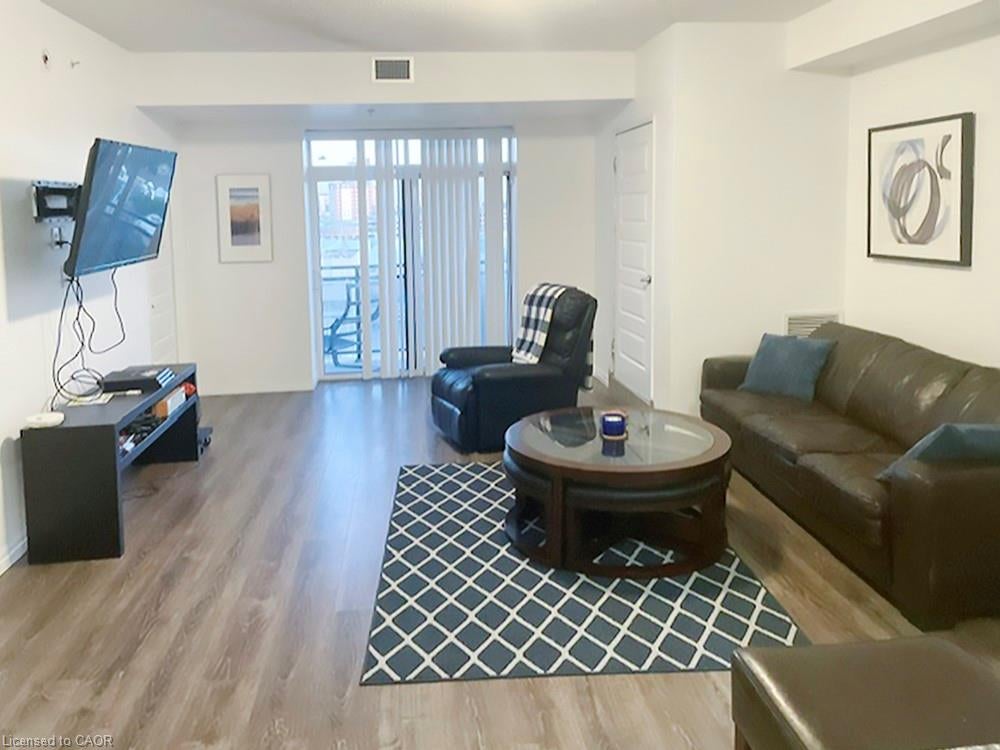 8 Hickory Street W 806