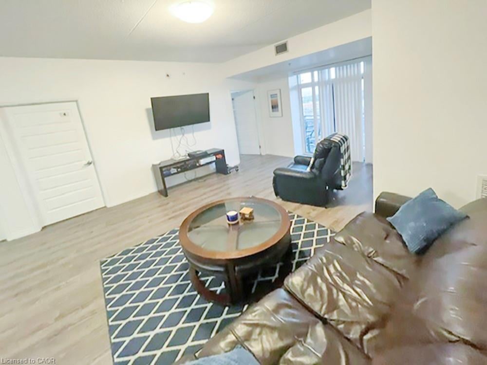 8 Hickory Street W 806