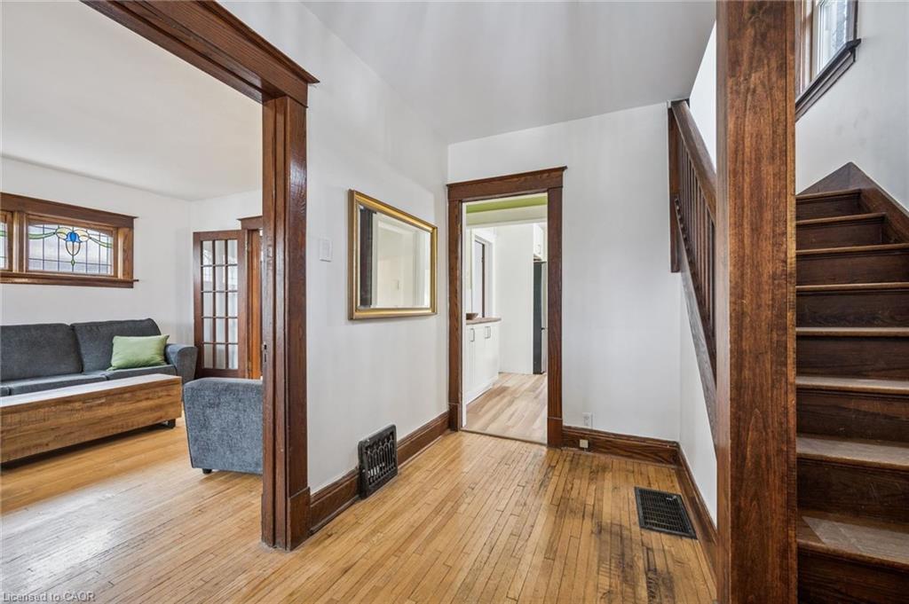 9 Spadina Road E