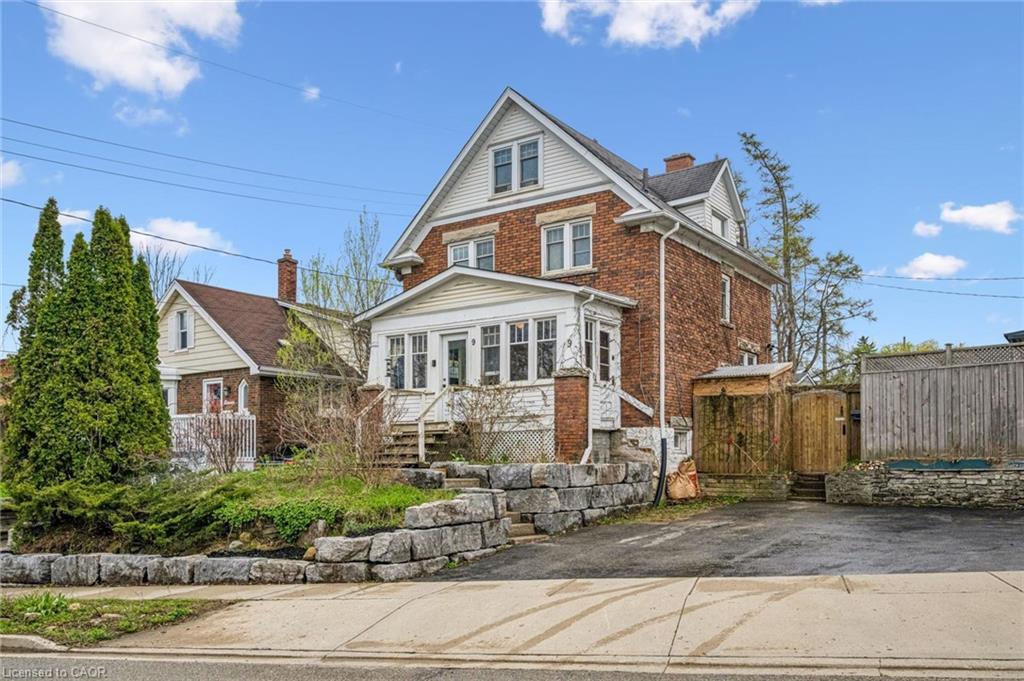 9 Spadina Road E
