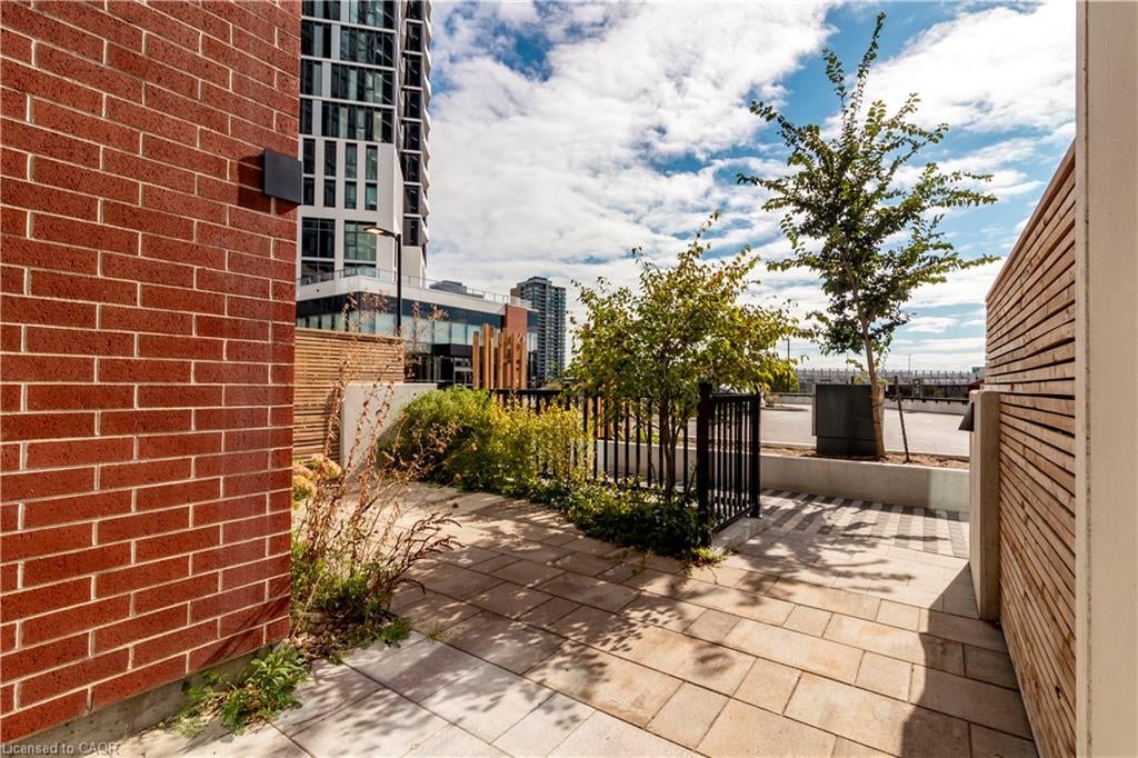 15 Wellington Street S 103